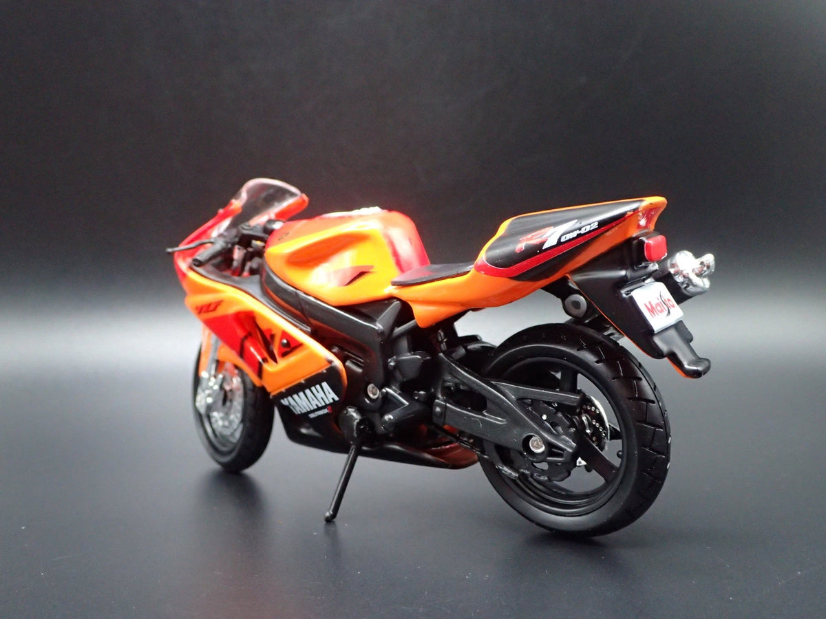 Open Box YAMAHA YZF-R7 SPORT BIKE MOTORCYCLE ORANGE 1/18 SCALE DIORAMA DIECAST MODEL BIKE